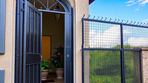 Sécurisez votre extérieur contre le vent sans obstruer la vue